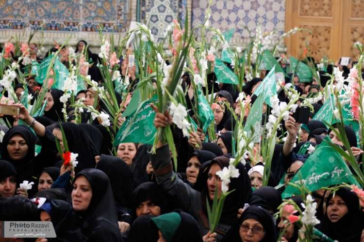 Photos: Thousands of pilgrims visited Imam Reza shrine holding flowers